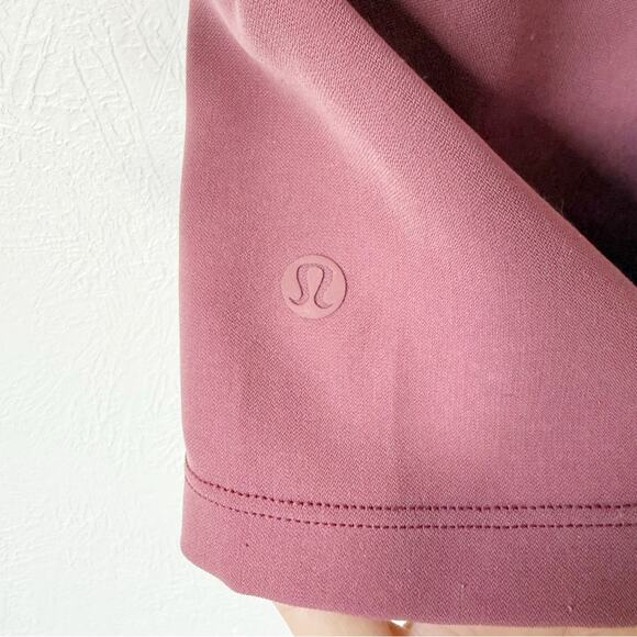 Lululemon On The Fly Short Woven 2.5'" in Misty Merlot Sz 8 - Picture 8 of 8